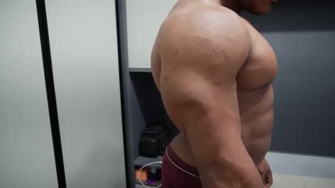 Henri online show from December 2025 09:35:01 PM