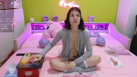 Snapshot of heraluna_ chatting on February 2025 02:04:01 AM HeraLuna online show from February 2025 02:04:01 AM