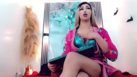 Hilary Avilan online show from September 2025 07:05:01 PM