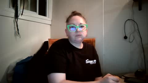 Snapshot of hippihope420 chatting on September 2025 01:11:01 AM Bella online show from September 2025 01:11:01 AM