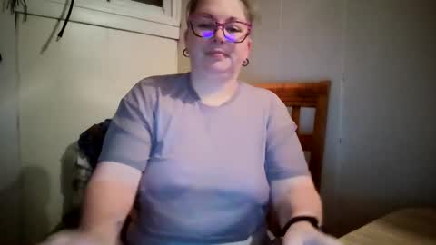 Snapshot of hippihope420 chatting on October 2025 09:29:01 AM Bella online show from October 2025 09:29:01 AM