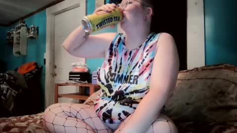 Snapshot of hippihope420 chatting on October 2025 01:14:02 AM Bella online show from October 2025 01:14:02 AM