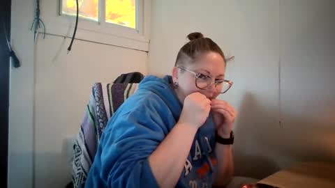 Snapshot of hippihope420 chatting on October 2025 12:37:01 PM Bella online show from October 2025 12:37:01 PM