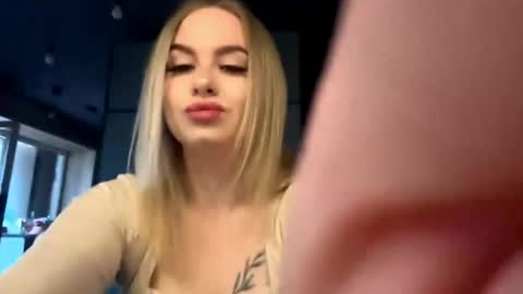 Mia online show from April 2026 09:19:01 AM