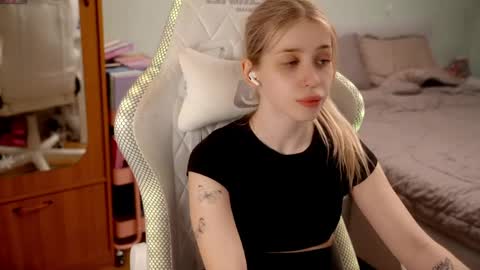 Snapshot of ho1yh01e chatting on May 2026 06:02:02 PM Holly online show from May 2026 06:02:02 PM