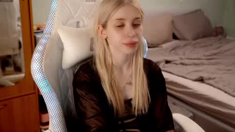 Snapshot of ho1yh01e chatting on May 2026 06:13:01 PM Holly online show from May 2026 06:13:01 PM