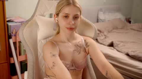 Snapshot of ho1yh01e chatting on June 2026 08:44:01 PM Holly online show from June 2026 08:44:01 PM