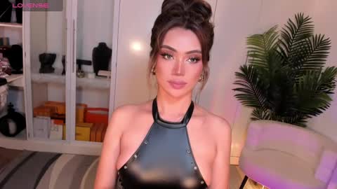 Snapshot of holee_laura chatting on February 2025 10:17:02 PM Ms. Laura online show from February 2025 10:17:02 PM