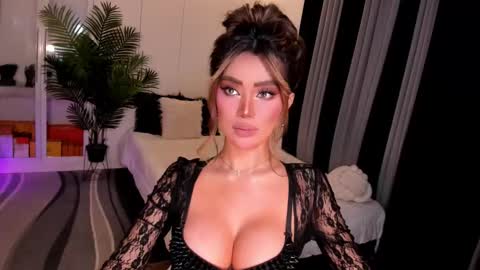 Snapshot of holee_laura chatting on September 2025 01:40:01 AM Ms. Laura online show from September 2025 01:40:01 AM