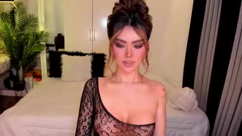 Snapshot of holee_laura chatting on September 2025 07:54:02 AM Ms. Laura online show from September 2025 07:54:02 AM