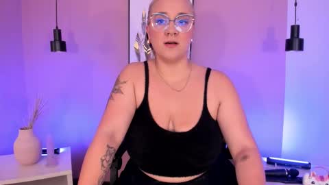 Hollie online show from September 2025 12:05:02 PM