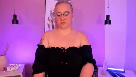 Hollie online show from September 2025 12:16:02 PM