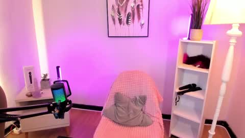 Hollie online show from April 2026 12:07:01 PM