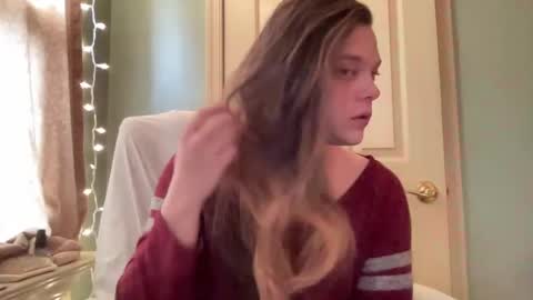 Snapshot of holly23hopefull chatting on December 2024 07:32:02 PM Hollys Drive threw Side Of CB. online show from December 2024 07:32:02 PM