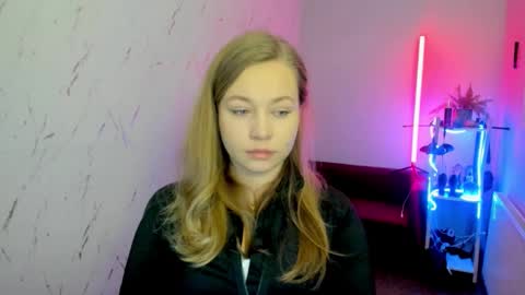 Holly online show from November 2025 06:12:01 PM