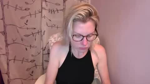 holly_bourbon online show from June 2026 01:00:01 AM