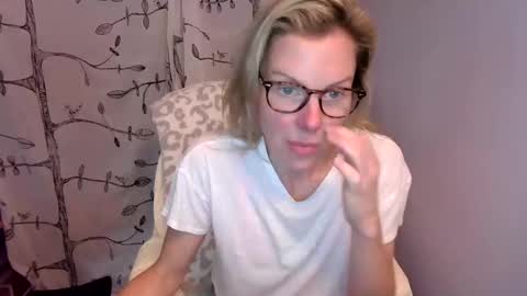 holly_bourbon online show from June 2026 11:24:02 PM