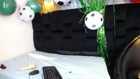 Snapshot of holly_watson_ chatting on June 2026 04:59:02 AM Holly Wastson online show from June 2026 04:59:02 AM