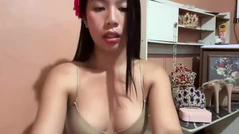 Snapshot of holly_wyn chatting on October 2025 12:10:02 AM holly_wyn online show from October 2025 12:10:02 AM
