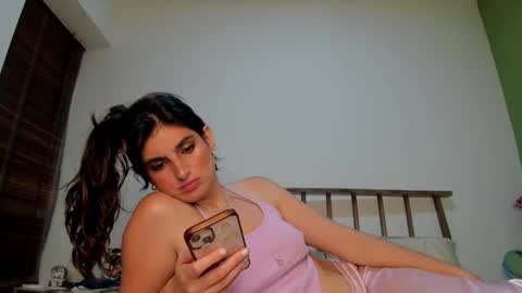 Snapshot of hollyshit_ chatting on December 2024 01:14:01 AM hollyshit_ online show from December 2024 01:14:01 AM