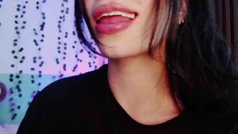 Snapshot of hollyxx_ chatting on December 2024 11:00:01 PM holly online show from December 2024 11:00:01 PM