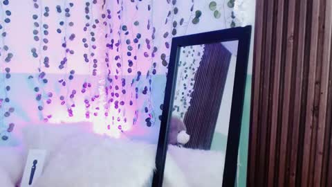 Snapshot of hollyxx_ chatting on December 2024 12:50:02 PM holly online show from December 2024 12:50:02 PM