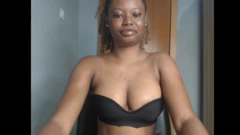 Snapshot of honey_juicydoll chatting on June 2026 06:35:01 AM Sonia online show from June 2026 06:35:01 AM
