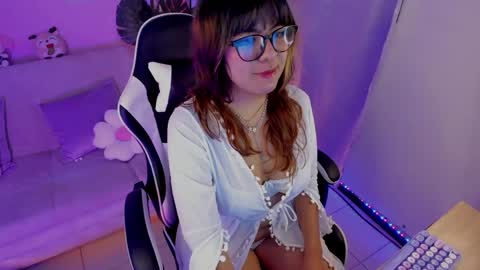 Snapshot of honey_m0on chatting on June 2026 06:46:02 PM Milenka online show from June 2026 06:46:02 PM