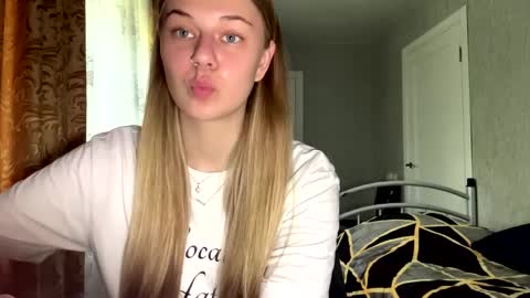 Snapshot of honeyaskren chatting on May 2026 08:29:01 AM Klara online show from May 2026 08:29:01 AM