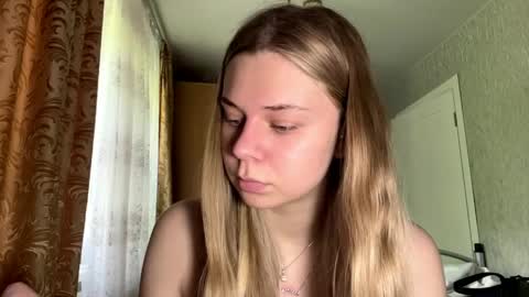Snapshot of honeyaskren chatting on May 2026 09:07:01 AM Klara online show from May 2026 09:07:01 AM