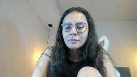 Snapshot of honeybuu_ chatting on July 2026 03:03:01 PM Emily online show from July 2026 03:03:01 PM