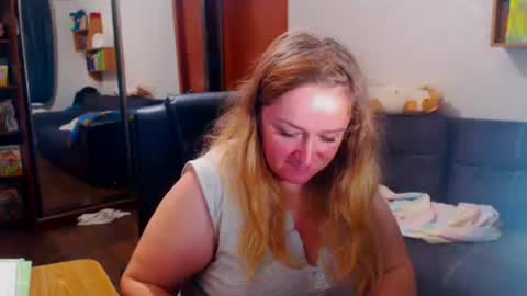 Snapshot of honeydewmolly chatting on November 2025 07:25:01 PM HoneydewMolly online show from November 2025 07:25:01 PM
