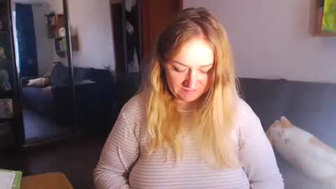 Snapshot of honeydewmolly chatting on November 2025 11:34:02 AM HoneydewMolly online show from November 2025 11:34:02 AM