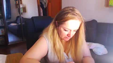 Snapshot of honeydewmolly chatting on December 2025 12:36:02 PM HoneydewMolly online show from December 2025 12:36:02 PM