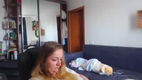 Snapshot of honeydewmolly chatting on July 2026 09:35:02 AM HoneydewMolly online show from July 2026 09:35:02 AM