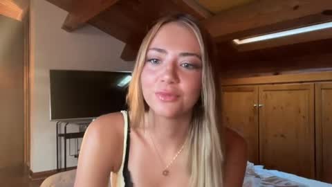 Snapshot of honeyyy95 chatting on June 2026 05:21:02 AM Honey online show from June 2026 05:21:02 AM