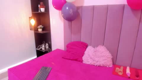 Snapshot of hoollyhendrix chatting on November 2025 08:43:01 PM holly online show from November 2025 08:43:01 PM