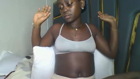 Bella online show from November 2025 08:52:01 PM