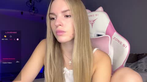 Snapshot of hornybunnyss chatting on December 2024 05:54:02 PM Sonya online show from December 2024 05:54:02 PM