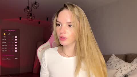 Snapshot of hornybunnyss chatting on December 2024 05:29:02 PM Sonya online show from December 2024 05:29:02 PM