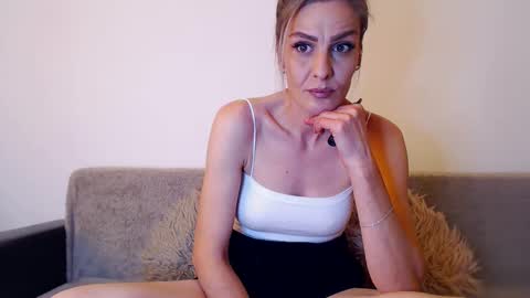 Snapshot of hornygirllx chatting on April 2026 12:25:02 PM AshlineKatte online show from April 2026 12:25:02 PM