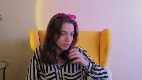 Mia online show from October 2025 07:48:01 AM