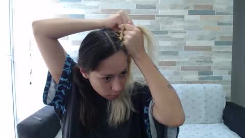 Mia online show from October 2025 01:09:01 PM