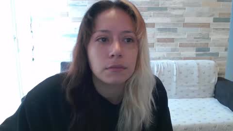 Mia online show from October 2025 01:42:02 PM