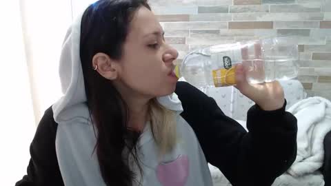 Mia online show from October 2025 12:37:01 PM