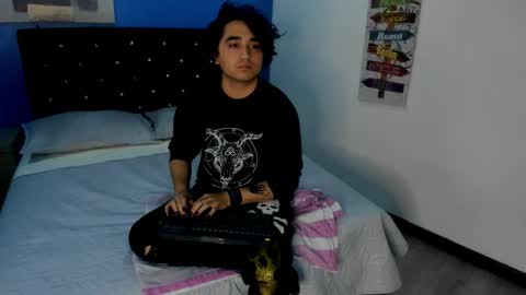 Snapshot of hotapollo chatting on October 2025 12:50:01 PM HotApollo online show from October 2025 12:50:01 PM