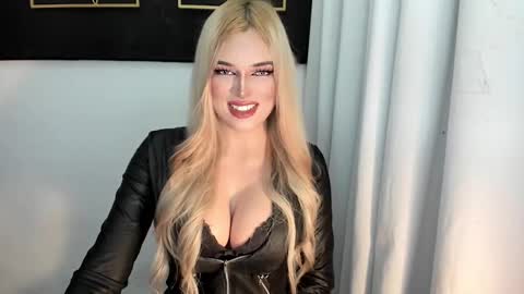 Snapshot of hotstellacumxxx chatting on October 2025 09:36:01 PM STELLA online show from October 2025 09:36:01 PM