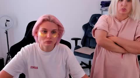 Nessie and Jessie online show from October 2025 10:02:01 AM