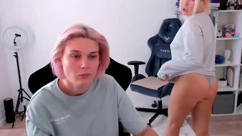 Nessie and Jessie online show from October 2025 10:25:01 AM