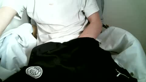 Snapshot of hug_me chatting on October 2025 10:41:02 AM Keanu online show from October 2025 10:41:02 AM